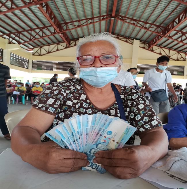 A beneficiary from Sugod, Bacon District, Sorsogon City receives Php12,000 as retropayment from 2020-2021 covering four semesters of Social Pension payout. Likewise, she received her deceased husband’s (3,000) Social Pension for the second semester of 2021. She received a total of 15,000.00.