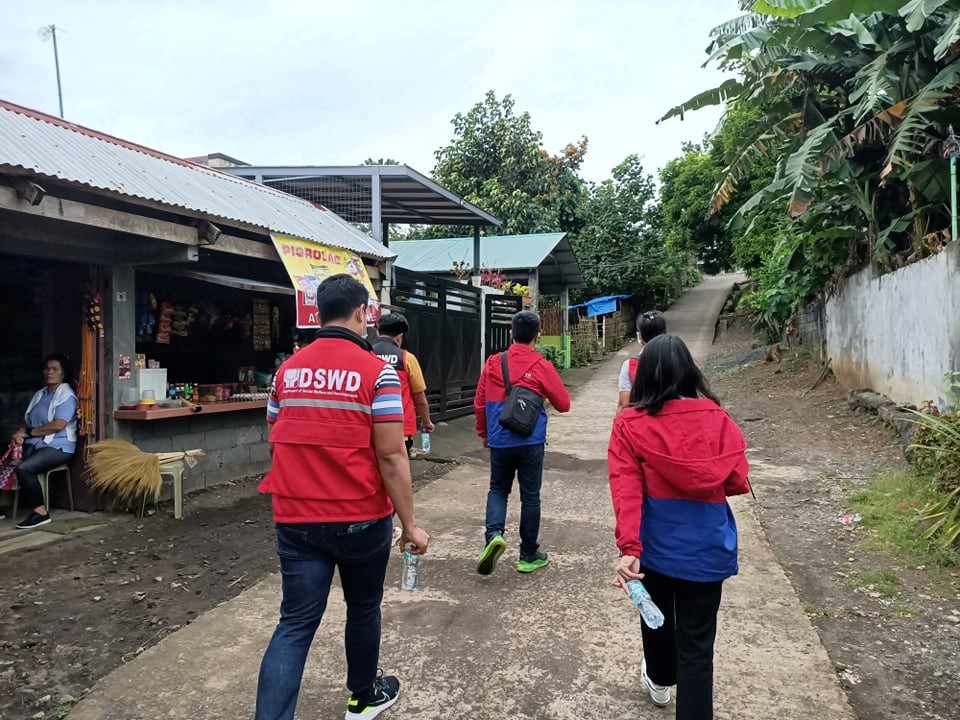 National Household Targeting Office (NHTO) Director Justin Batocabe together with other NHTO staff personally conducted unannounced spot checking in some areas of Bicol Region to ensure that no household is left behind during the resumption of Listahanan 3 validation and finalization phase. 